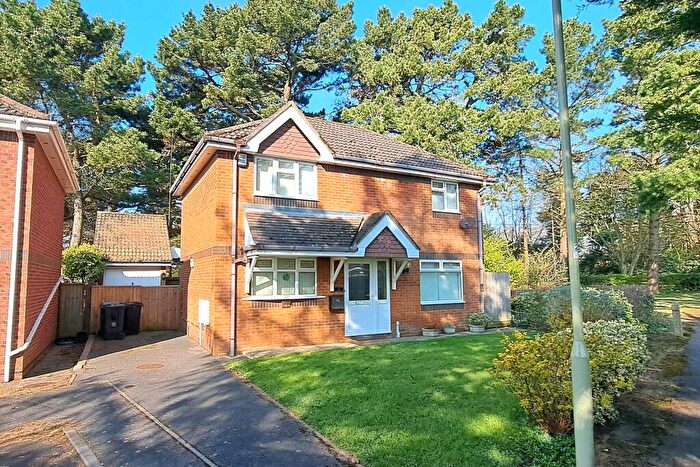 3 Bedroom Detached House For Sale In Glen Close Barton On Sea New Milton Hampshire, BH25