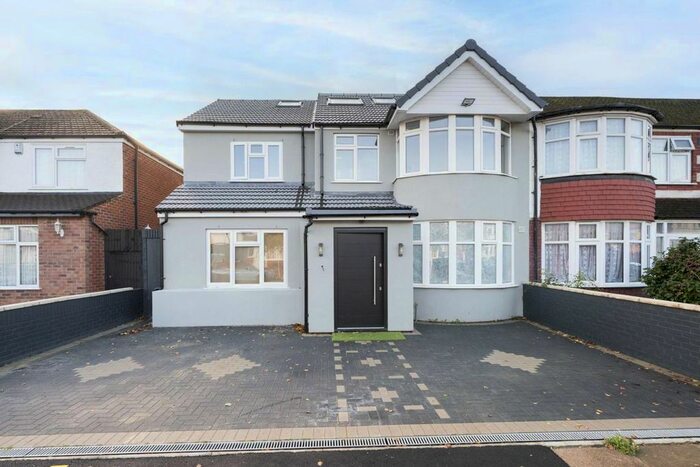 2 Bedroom Flat To Rent In David Avenue, Greenford, UB6