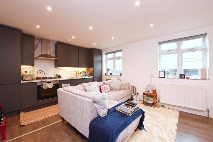 2 Bedroom Flat For Sale In Archway Road, Highgate, N6