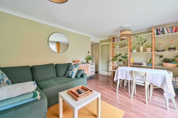 2 Bedroom Flat To Rent In Salisbury Close, Elephant And Castle, London, SE17