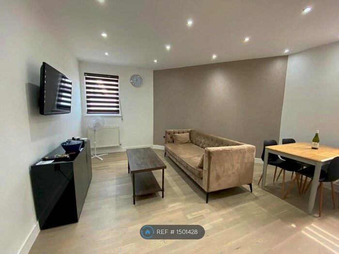 2 Bedroom Flat To Rent In Three Rivers House, Truro, TR1