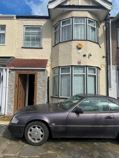 3 Bedroom Terraced House To Rent In Fairway Gardens, Ilford, IG1