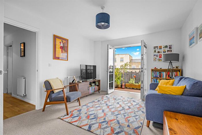 2 Bedroom Flat For Sale In Honeysuckle Road, Lyde Green, BS16