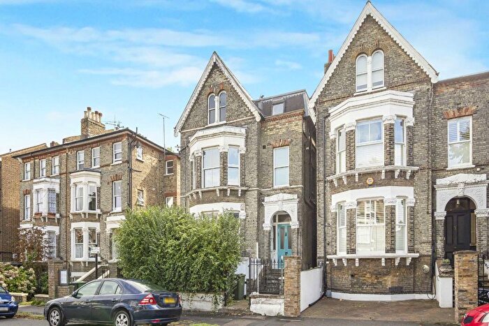 2 Bedroom Flat To Rent In Chelsham Road, Clapham, SW4