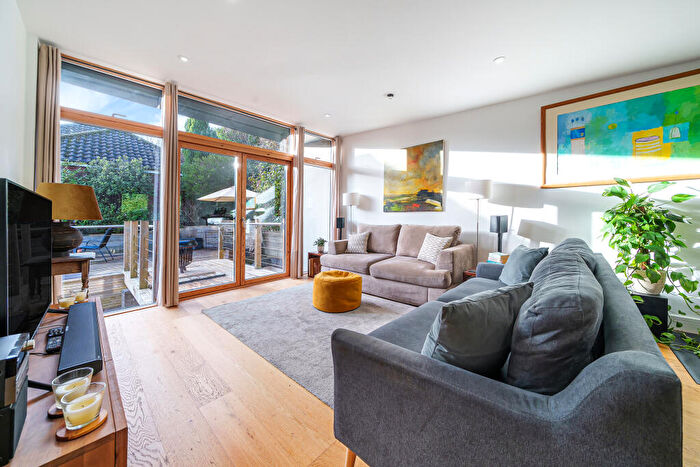 3 Bedroom Detached House For Sale In Main Road, Littleton, SO22