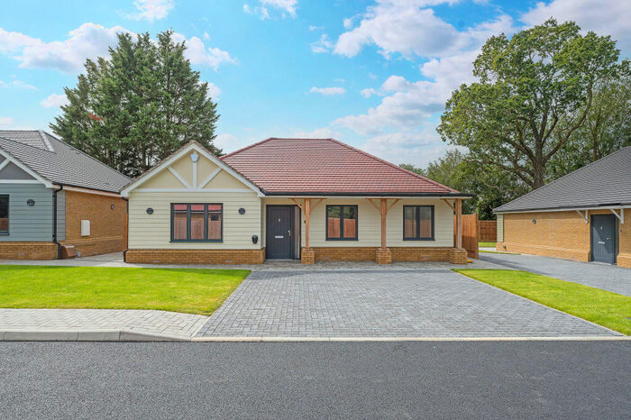 3 Bedroom Maisonette To Rent In Meadow Brook, Oak Hill Road, Stapleford Abbotts, Romford, RM4