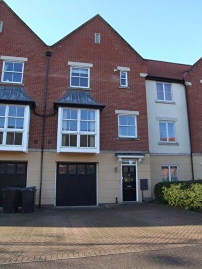 4 Bedroom Town House To Rent In Trafalgar Square, Poringland, NR14