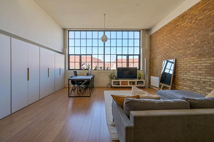 1 Bedroom Flat For Sale In Chimney Court, Wapping, London, E1W
