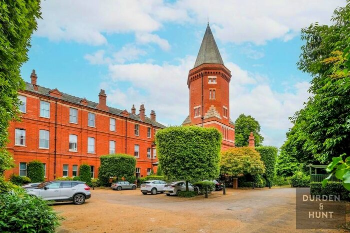 2 Bedroom Flat To Rent In Tavistock House, Repton Park, IG8