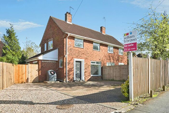 2 Bedroom Semi-Detached House For Sale In Dib Lane, Leeds, LS8