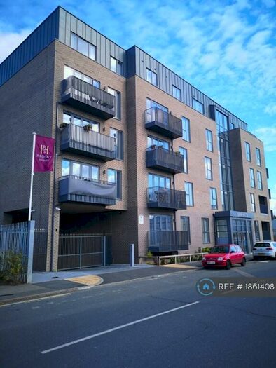 1 Bedroom Flat To Rent In Petersfield Avenue, Slough, SL2