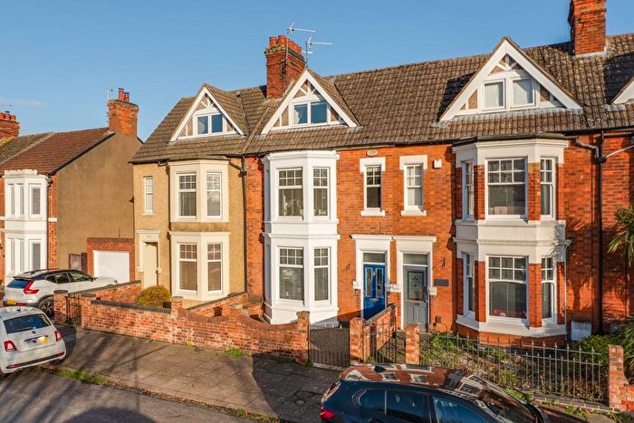 4 Bedroom Terraced House For Sale In Park Road, Kettering, NN16