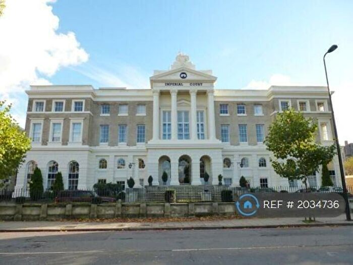 3 Bedroom Flat To Rent In Imperial Court, London, SE11