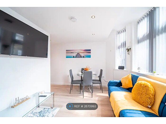 2 Bedroom Flat To Rent In Newhey Road, Milnrow, Rochdale, OL16