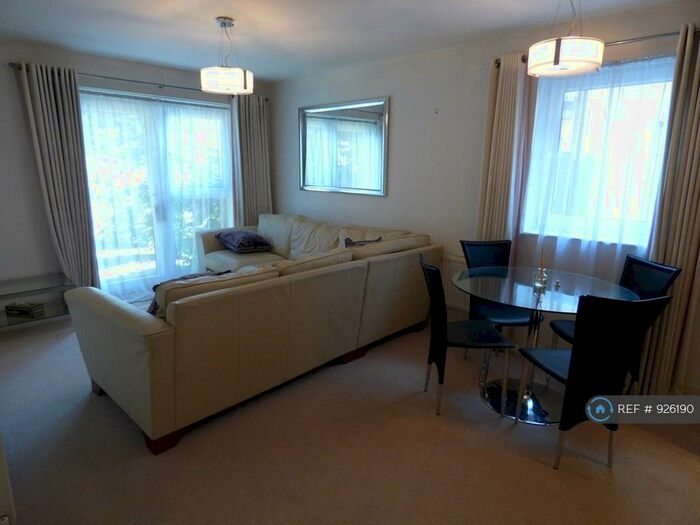 2 Bedroom Flat To Rent In Pavillions, Windsor, SL4