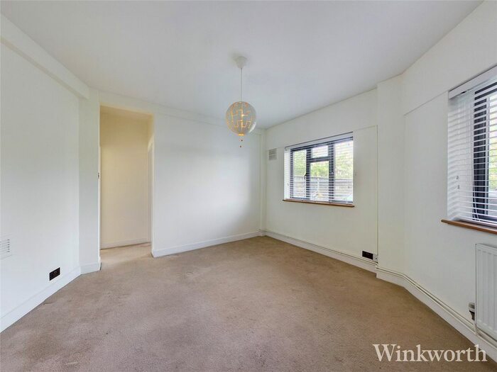 2 Bedroom Flat To Rent In Victoria Court, Kingsbridge Avenue, W3