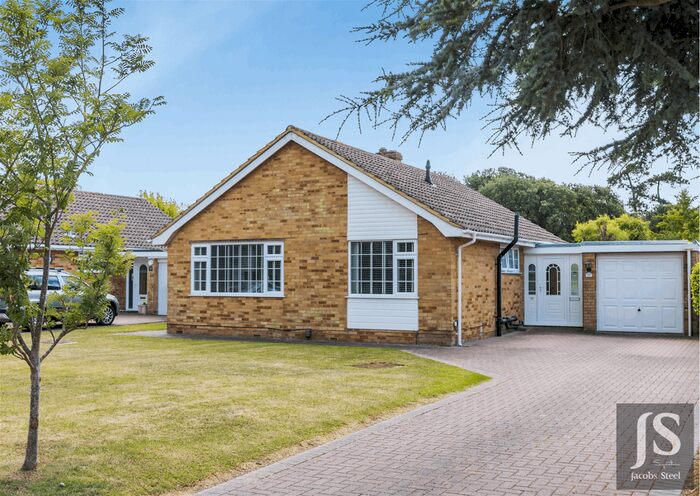 3 Bedroom Bungalow For Sale In Fernhurst Drive, Goring-By-Sea, BN12