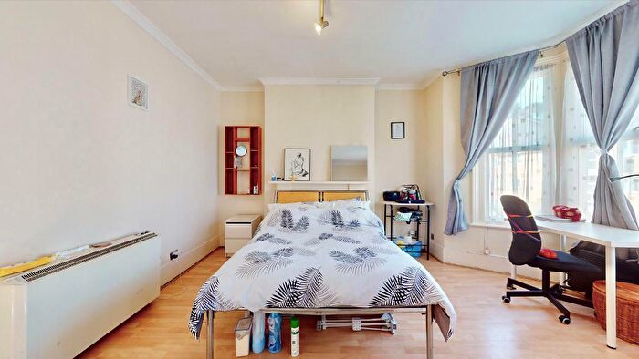 2 Bedroom Flat For Sale In Evelyn Street, Deptford, London, SE8