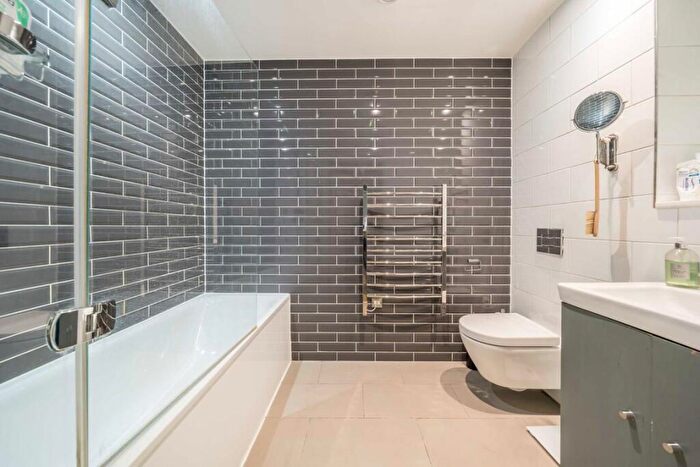 2 Bedroom Flat For Sale In Chatham Place, Hackney, E9