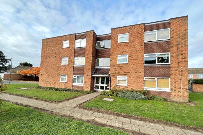 2 Bedroom Flat To Rent In Walton On Thames, Surrey, KT12