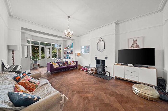3 Bedroom Flat For Sale In Lydford Road, London, NW2