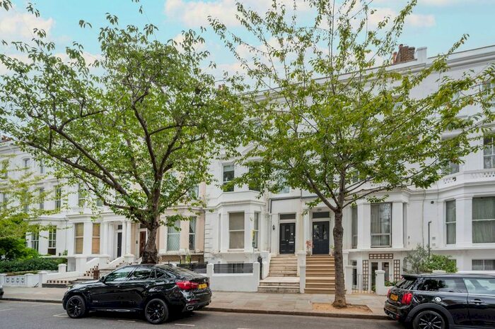 2 Bedroom Flat To Rent In Russell Road, Olympia, London, W14