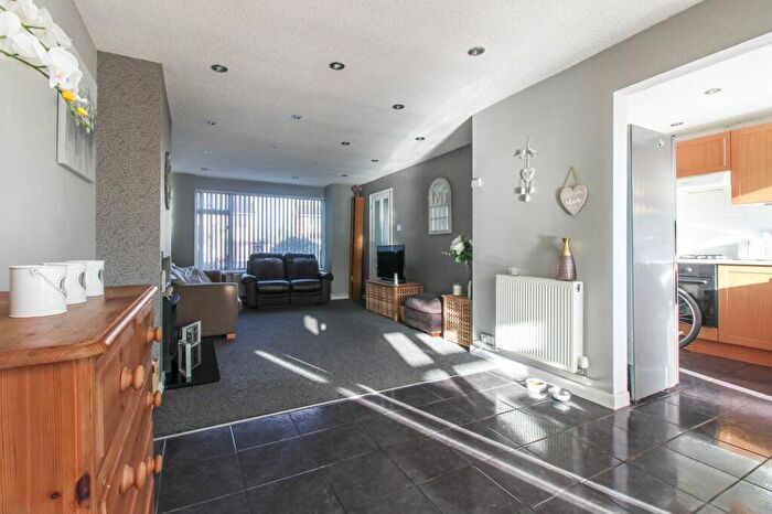 3 Bedroom Semi-Detached House For Sale In Winsford Avenue, Coventry, CV5