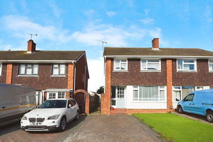3 Bedroom Semi-Detached House For Sale In Sandy Lane, Fair Oak, SO50