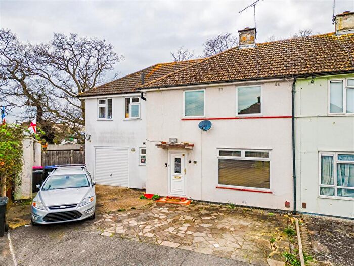 4 Bedroom House For Sale In Harridge Close, Leigh-On-Sea, SS9