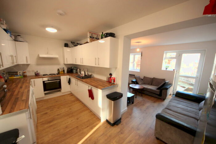 6 Bedroom House To Rent In Fentum Road, Guildford, GU2