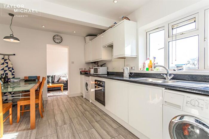 5 Bedroom Semi-Detached House To Rent In Roundway, Brighton, BN1