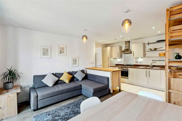 2 Bedroom Flat To Rent In Garratt Lane, London, SW17