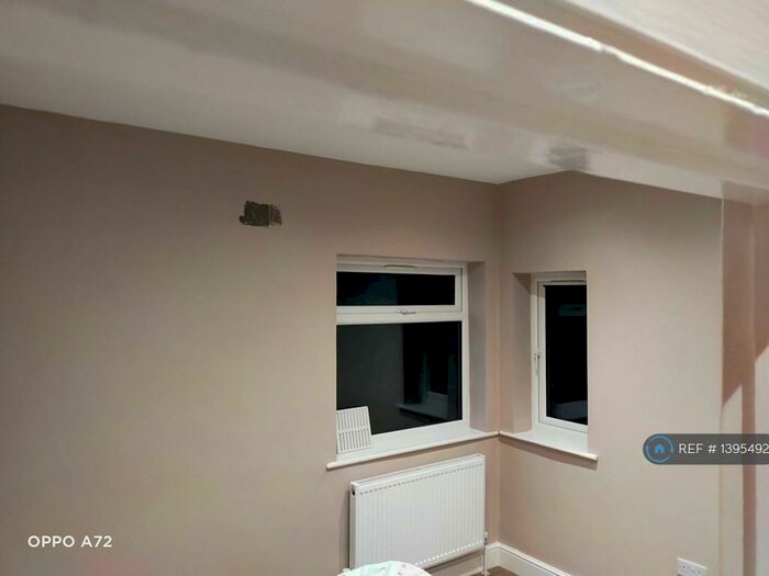 2 Bedroom Flat To Rent In The Grove, Upminster, RM14