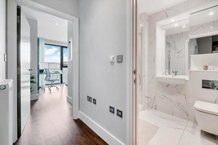 1 Bedroom Apartment For Sale In Avalon Point, Silvocea Way, London, E14