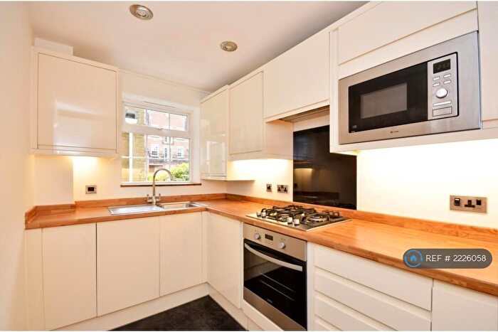 2 Bedroom Flat To Rent In Holly Royde Close, Manchester, M20