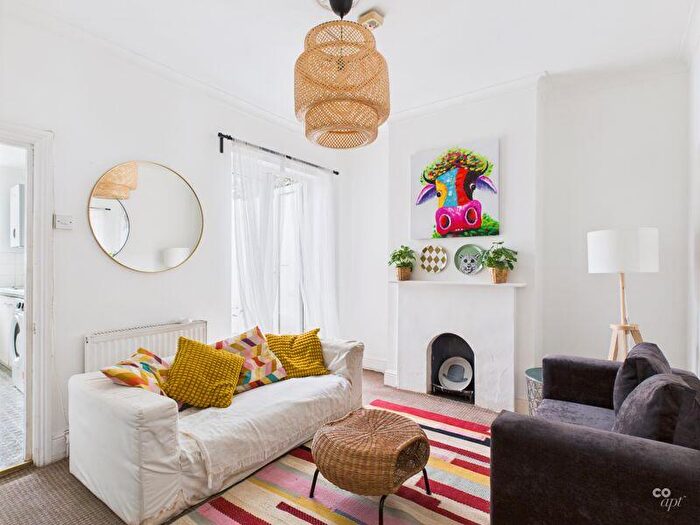 4 Bedroom House Of Multiple Occupation To Rent In Totland Road, Brighton, BN2