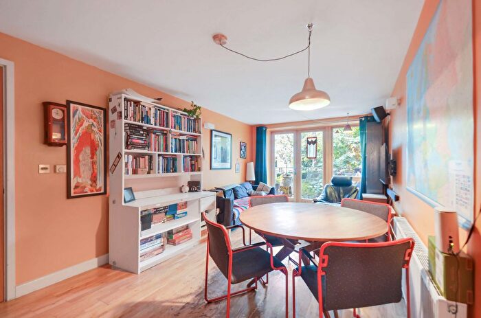 2 Bedroom Flat For Sale In Ramsgate Street, London, E8