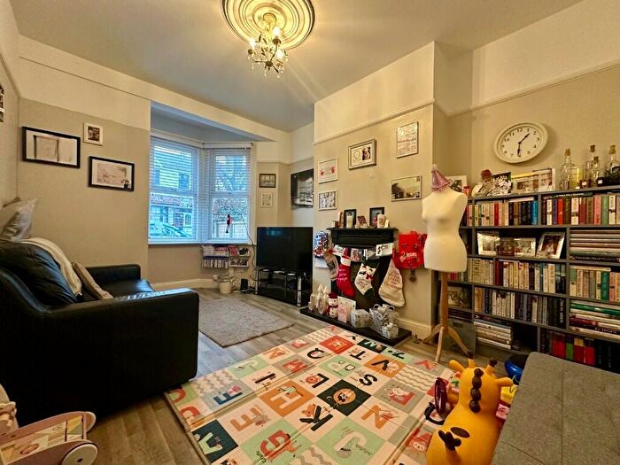 2 Bedroom Flat For Sale In Westminster Drive, Westcliff-On-Sea, Essex, SS0