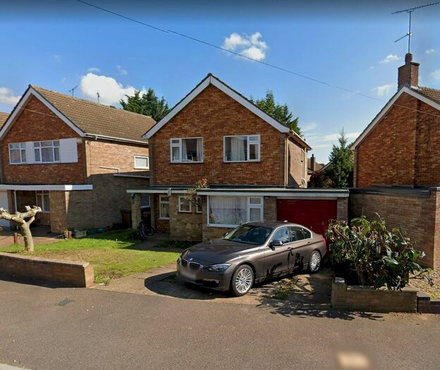 Detached House To Rent In Rosslyn Crescent, Luton LU3
