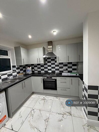 4 Bedroom Semi-Detached House To Rent In Leslie Grove, Croydon, CR0