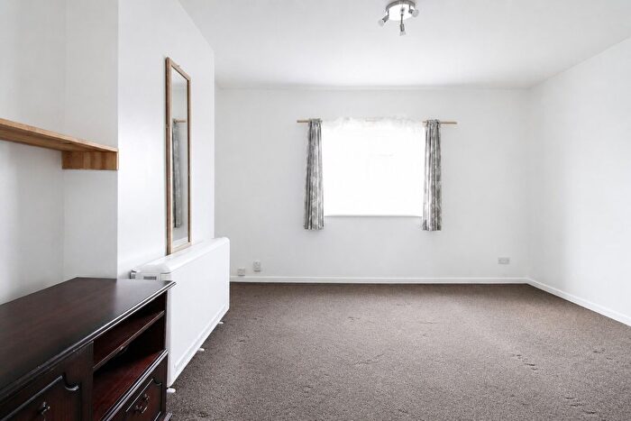 Studio To Rent In Bury Park Road, Luton, LU1