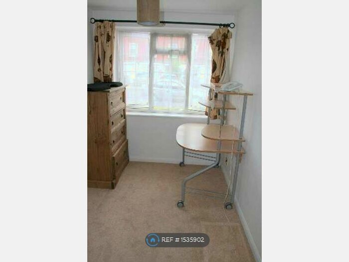 2 Bedroom Flat To Rent In Lark Avenue, Staines-Upon-Thames, TW18