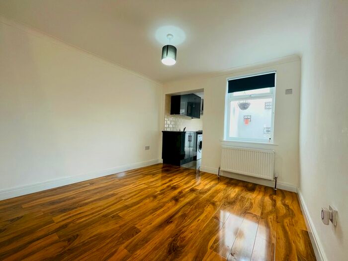 3 Bedroom Terraced House To Rent In Longley Road, Croydon, CR0