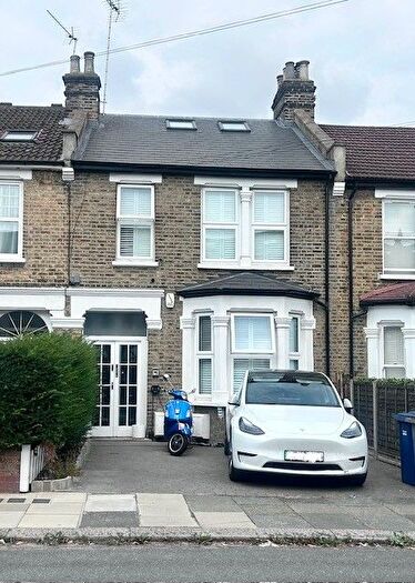 3 Bedroom Flat To Rent In Goldsmith Road, London, N11
