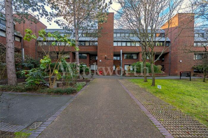 3 Bedroom Apartment To Rent In Chandos Way, Wellgarth Road, Golders Green, London, NW11