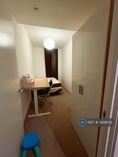 3 Bedroom Flat To Rent In Stratosphere Tower, London, E15