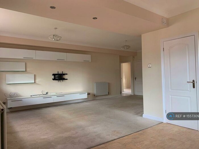 3 Bedroom Flat To Rent In Salisbury House, St. Albans, AL3