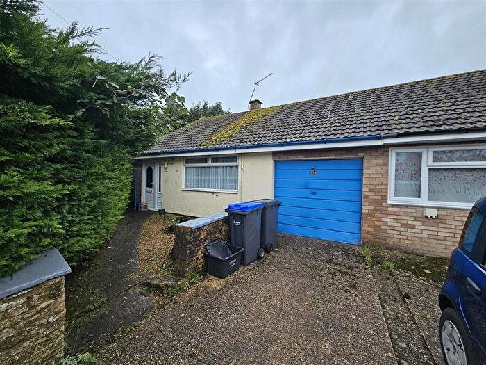 3 Bedroom Semi-Detached Bungalow For Sale In Westfield Close, Durrington, Salisbury, SP4