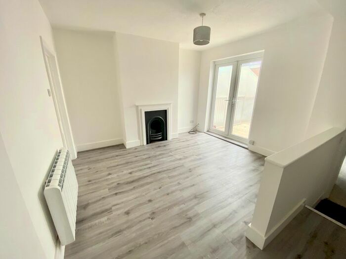 1 Bedroom Flat To Rent In Bargates, Christchurch, BH23