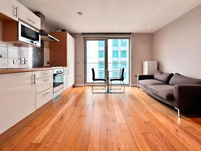 Apartment To Rent In Bute Terrace, Cardiff, CF10